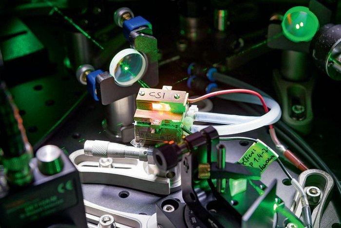 Wandler der Lichfarbe Optischer Aufbau, aus Spiegeln, der als Lichtfarbenwandler dient.