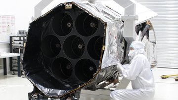 Der geöffnete Teleskopdeckel gibt den Blick auf die 7 Spiegelmodule frei. 