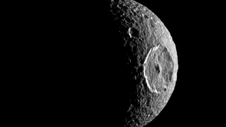 Der Saturnmond Mimas aufgenommen von der Raumsonde Cassini | Bildquelle: NASA/JPL/Space Science Institute Aufnahme eines teilweise verdunkelten Mondes