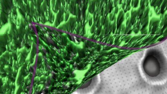 Biofilm schält sich von Oberfläche mit mikroskopischen Kratern ab
