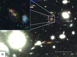 Ausschnitt aus dem Galaxienhaufen, vergrößert ein kleiner Bereich mit einem verschwommenen Objekt, damit überlagert zwei Kontourlinien. 