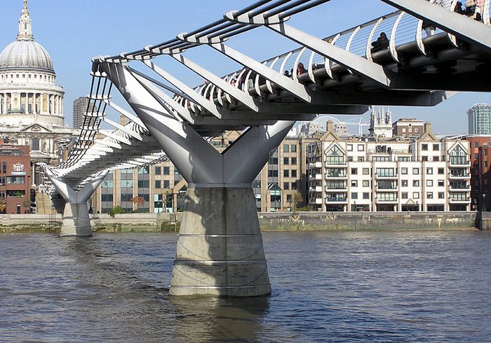 Die Millennium Bridge in London Photo einer Fußgängerbrücke über den Fluss Themse. Im Hintergrund die St. Paul's Cathedral.