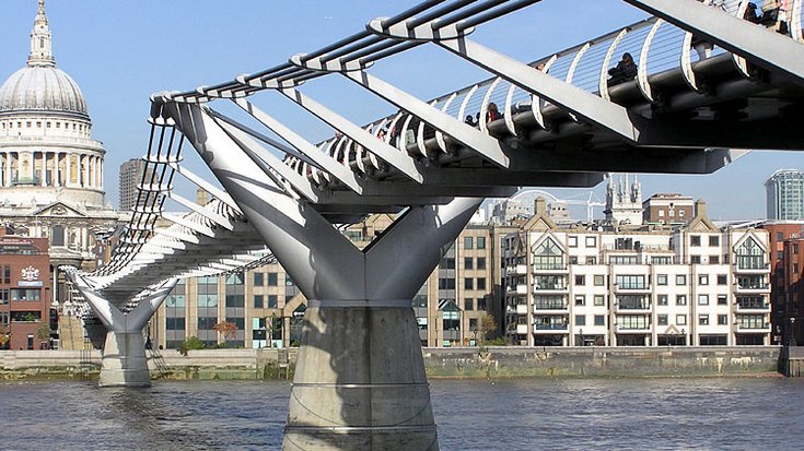 Die Millenium Bridge in London von unten mit Blick über die Themse