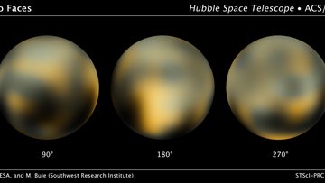 Drei Bilder der unscharf dargestellten Oberfläche Plutos nebeneinander. Es sind verschwommene Strukturen zu sehen.