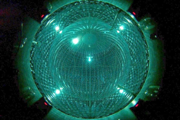 Im Inneren des Borexino-Detektors Die innere Kugel des Borexino-Detektors ist mit einer Flüssigkeit gefüllt und an den Wänden mit tausenden von Photodetektoren ausgestattet.