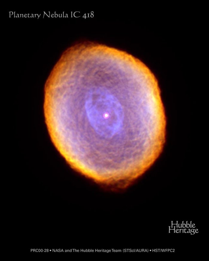 Der Spirograph-Nebel IC 418 Ein fast kreisrundes, recht gleichmäßig marmoriertes Objekt vor schwarzem Hintergrund; im der Mitte violett, zum Rand hin intensiv orangefarben; im Zentrum ein Lichtpunkt