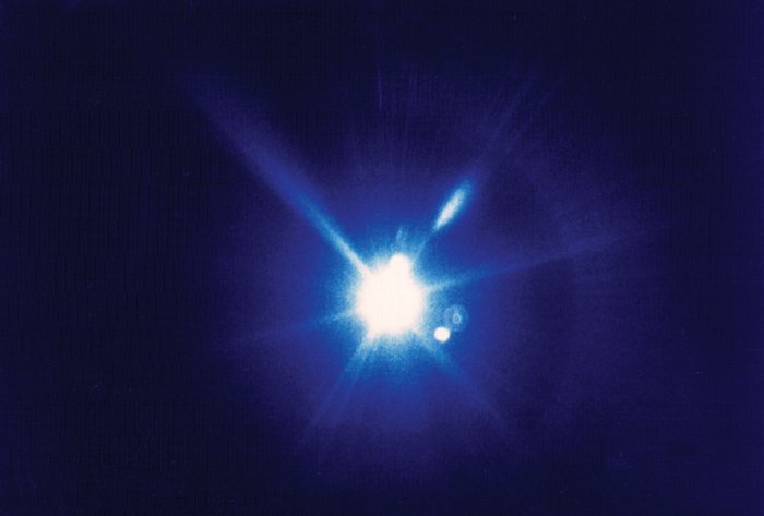 Synchrotronstrahlung Heller, weißlicher Lichtblitz vor dunklem Hintergrund.