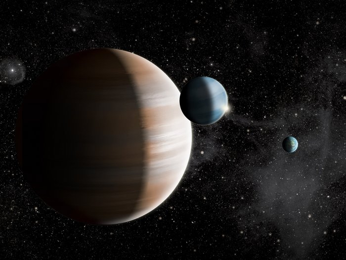 Planetenarten Drei unterschiedlich große Planeten vor Sternenhintergrund.