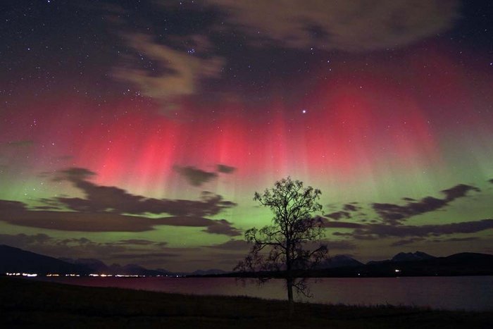 Farben einer Aurora Das Bild ist eine Abbildung einer Polarlicht Erscheinung. Der eigentlich dunkle Nachthimmel ist durch die Lichter hell erleuchtet. Mit verschiedenen Schattierungen in verschiedenen Höhen.