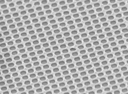 Mikroskopaufnahme in schwarz-weiß, zu sehen ist eine planares Gitter mit regelmäßigen, runden Löchern.
