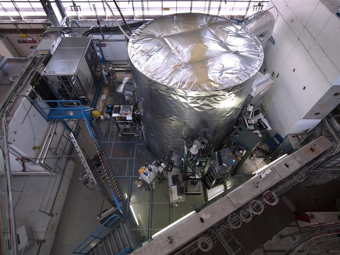 CLOUD-Experiment In einer solchen mehrere Meter hohen zylinderförmigen Wolkenkammer untersuchen Atmosphärenphysiker die Bildung von Kondensationskeimen