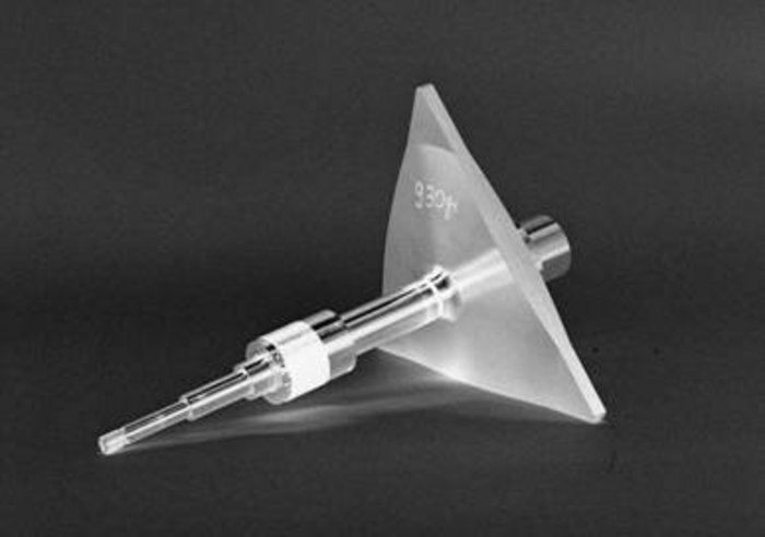 Foto: Röntgenpuls-Selektor; ein Kristalldreieck auf einer Achse durch den Mittelpunkt des Dreiecks