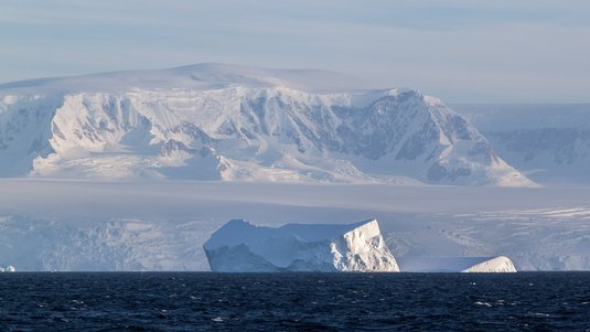 Eisberg vor antarktischer Halbinsel 