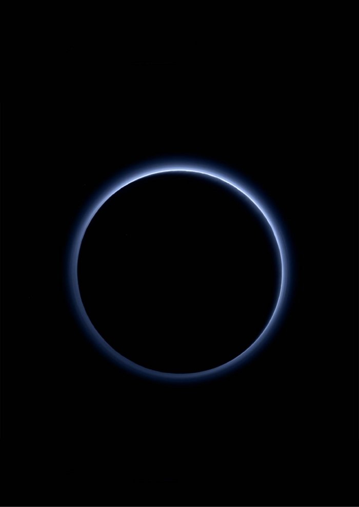 Dunst in Plutos Atmosphäre Auf dem Bild sieht man einen hellen Ring vor einem schwarzen Hintergrund.
