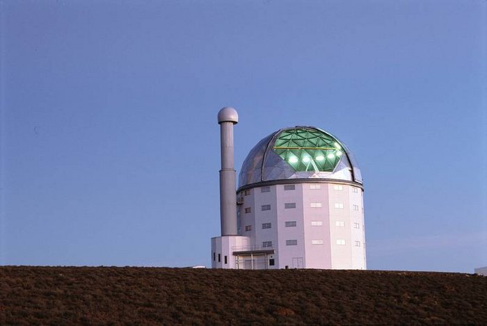 Das South African Large Telescope Gebäude mit teilweise geöffneter Kuppel