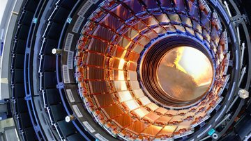 Die erste Hälfte der inneren CMS-Spurtrommel. Auf dem Bild sind drei Lagen von Siliziummodulen zu sehen, welche ins Innere des CMS-Detektors eingebaut wurden..