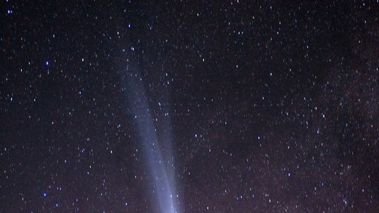 heller Schweif in Atmosphärenschichten