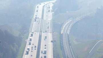 ICE fährt über Brücke über einer Autobahn