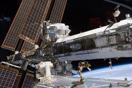 Ein Container ist zwischen zahlreichen anderen Gerätschaften auf der Internationalen Raumstation installiert.