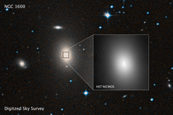 Große elliptische Galaxie, mit vergrößerter Hubble-Aufnahme des Zentralbereichs.