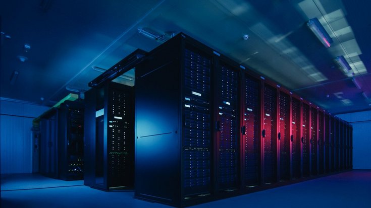 Supercomputer | Bildquelle: gorodenkoff/iStock Mehrere Serverschränke mit roten Lampen in einem dunklen Raum