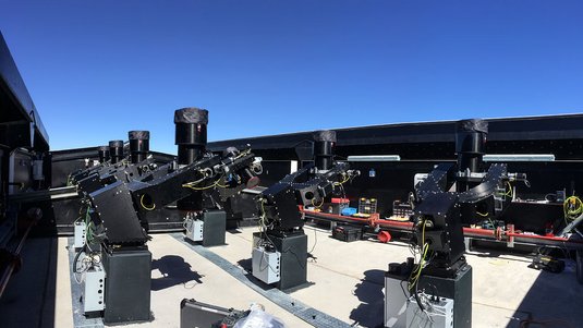 Teleskope vor blauem Himmel.