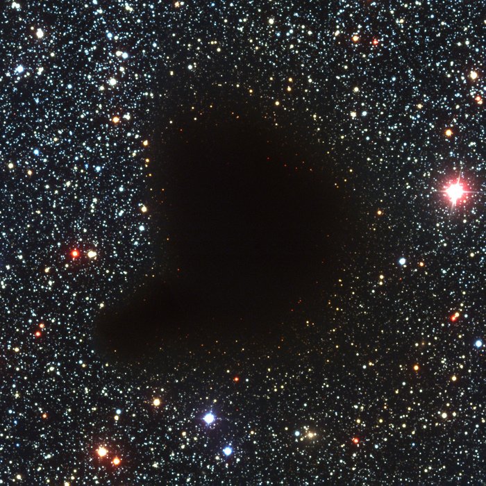 Die Dunkelwolke Barnard 68 Von Sternen übersäte Himmelsaufnahme; in der Mitte eine große Fläche ohne jeden Stern.