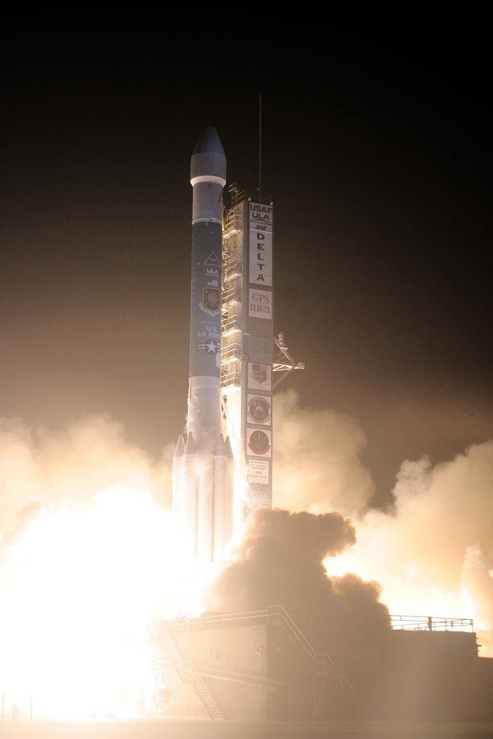 Transport eines Satelliten in den Weltraum Foto einer startenden Rakete mit viel Rauch und Dampf unter sich.