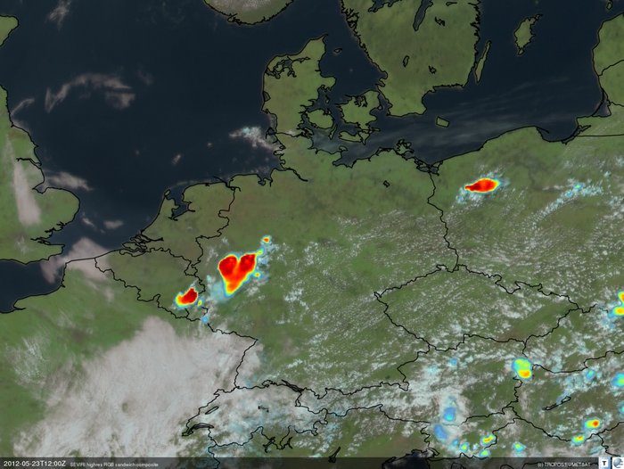 Aufnahme eines Gewitters Satelliten-Aufnahme von Deutschland mit Wolken, wobei drei Wolken rot dargestellt sind.