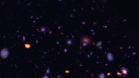Ausschnitt aus dem Hubble Ultra Deep Field mit vielen Galaxien, einige hell hervorgehoben.