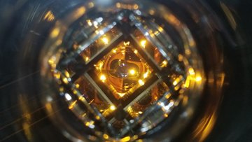 Das Bild zeigt das Innere des Atominterferometers, einer Röhre, durch die im Experiment Atome fallen.