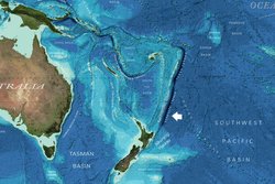 Ein Ausschnitt einer Karte vor Neuseeland zeigt durch einen dunkelblauen Streifen, dass die pazifische unter der australischen Platte abtaucht.