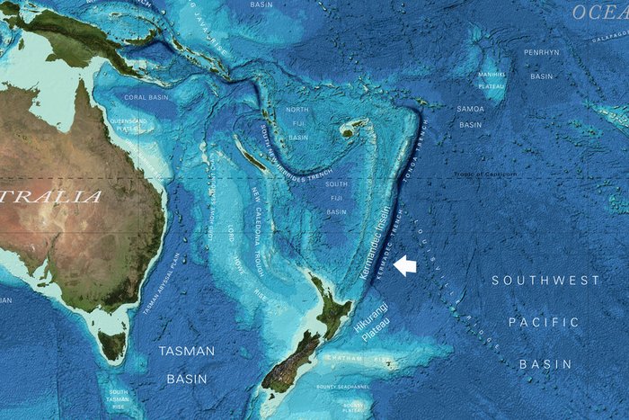 Plattentektonik vor Neuseeland Ein Ausschnitt einer Karte vor Neuseeland zeigt durch einen dunkelblauen Streifen, dass die pazifische unter der australischen Platte abtaucht.