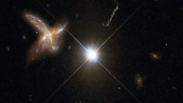 Das Bild zeigt die künstlerische Darstellung eines Quasars, der hell und punktförmig leuchtet. Links davon ist eine benachbarte Galaxie abgebildet, sowie andere Sterne im Hintergrund.