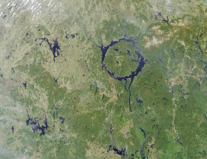Satellitenaufnahme von Kanada. Ein ringförmige Seenstruktur ist zu erkennen, die sich deutlich von der umgebenden Landschaft abhebt.