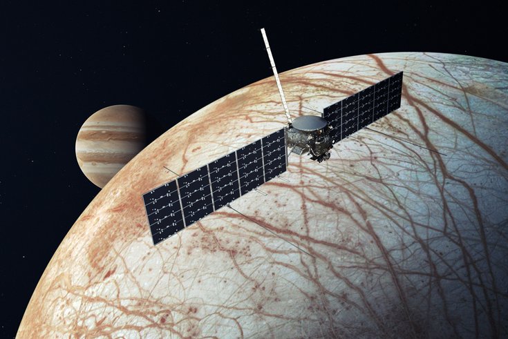Im Vordergrund ist eine Raumsonde dargestellt, die über Europa schwebt. Im Hintergrund ist Jupiter zu erkennen.