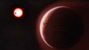 Oben links leuchtet ein kleiner, sehr heller Stern, vor dem sich ein kleinerer Himmelskörper als dunkle Silhouette abzeichnet. Rechts im Bild ist ein großer Planet abgebildet, um den eine ausgedehnte Hülle liegt, die auf eine Atmosphäre hindeutet.