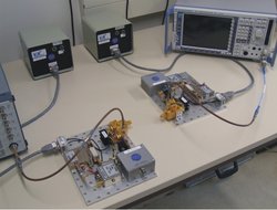 Sender und Empfänger des Terahertz-Versuchsaufbaus