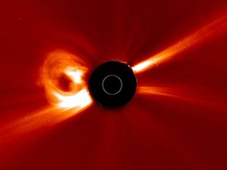 Filamentartig schießen Sonnenstürme mehrer Sonnendurchmesser groß ins All.