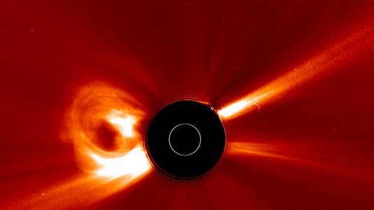 Eine durch eine Blende abgedunkelte Sonne sendet Massenauswürfe ins All