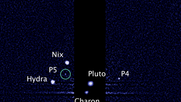 Entdeckungsfoto des fünften Pluto-Monds. Auf dem Bild sind auch die anderen vier Begleiter des Zwergplaneten zu erkennen.