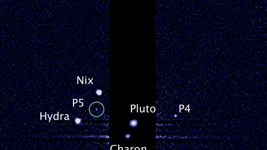 Entdeckungsfoto des fünften Pluto-Monds. Auf dem Bild sind auch die anderen vier Begleiter des Zwergplaneten zu erkennen.