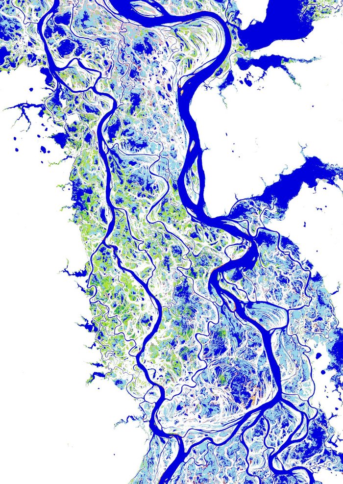 Satellitenaufnahme eines Flusslaufs, auf der die permanent vom Wasser bedeckten Flächen blau und die zeitweise bedeckten Flächen rosa dargestellt sind.