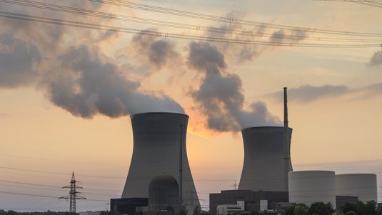 Das Bild zeigt ein Atomkraftwerk