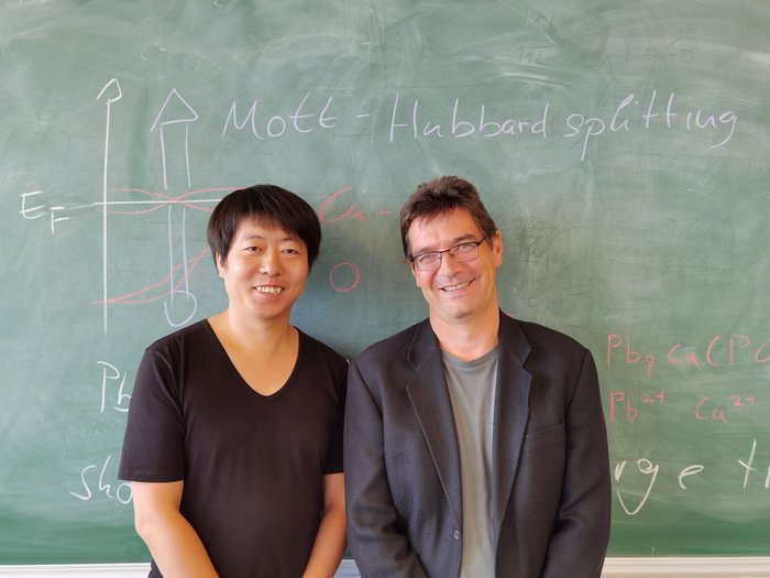 Liang Si und Karsten Held Die Wissenschaftler Liang Si und Karten Held vor einer mit Kreide beschriebenen Tafel