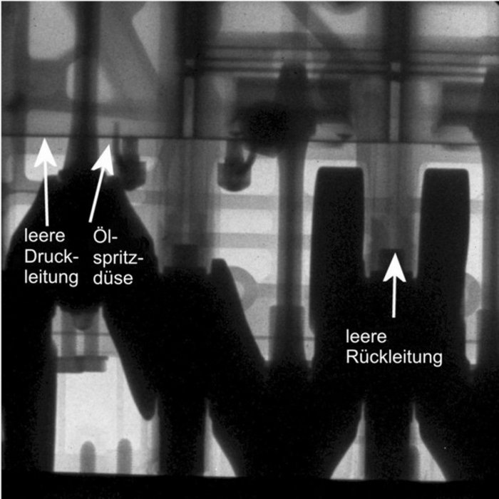 Schwarz-Weiß-"Foto" (Neutronenradiographie) eines Motorausschnitts.