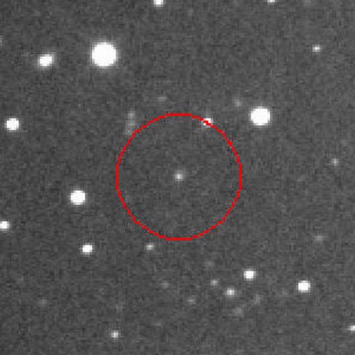 Komet ISON: Das Entdeckungsfoto Schwaches leicht verschwommenes Objekt, markiert mit einem Kreis, zwischen Sternen unterschiedlicher Helligkeit
