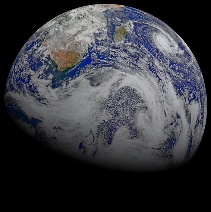 Satellitenaufnahme der Erdkugel Aufnahme der Erdkugel von Wolken umgeben.