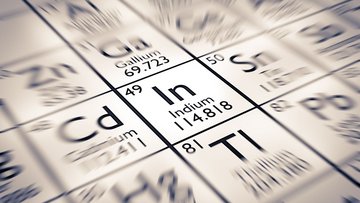 Blick auf Elemente im Periodensystem, das Element Indium ist fokussiert