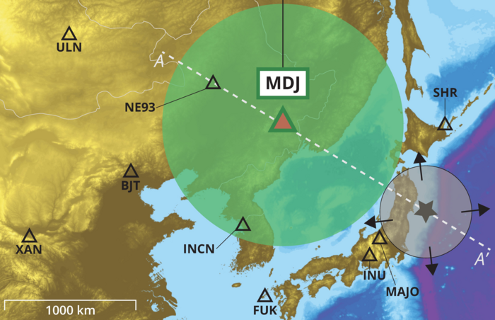 Ausbreitung des Tōhoku-Erdbebens Es ist eine Landkarte mit Japan und der Küste Chinas gezeigt. Hierauf ist das Zentrum des Erdbebens von Tōhoku eingezeichnet, sowie die Standorte der Messstationen.